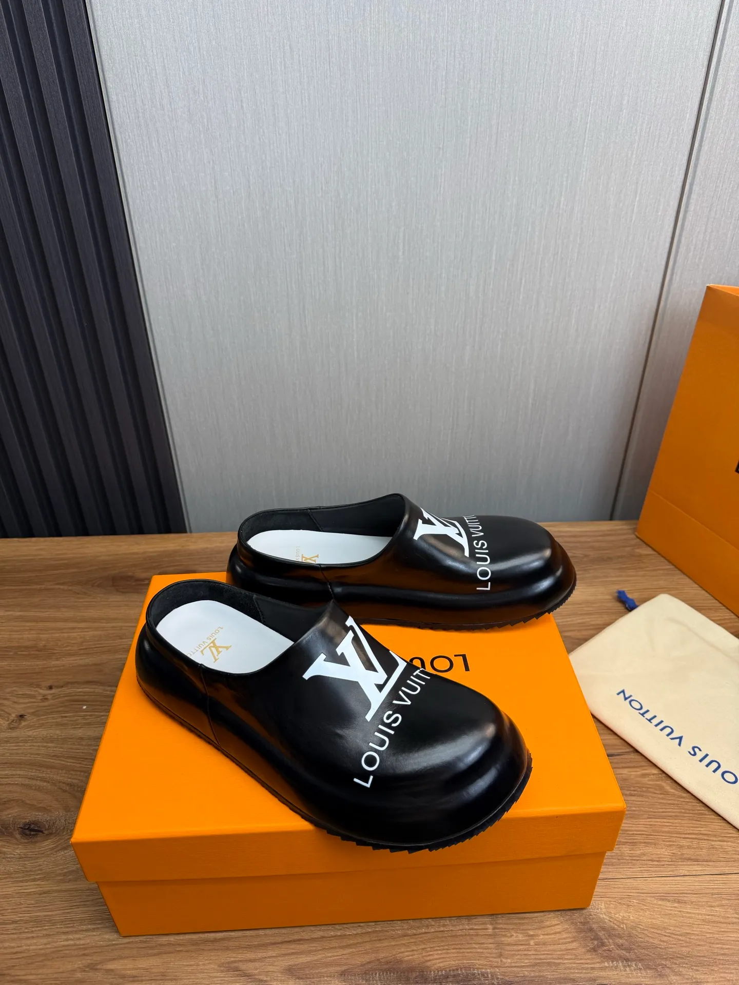 Men's shoes 💰480💰 Lv men's slippers 🩴38-45 size 45 46 🉑️Customized! Full leather slippers: cowhide on the outside, sheepskin on the inside ✅Original outsole⬆️